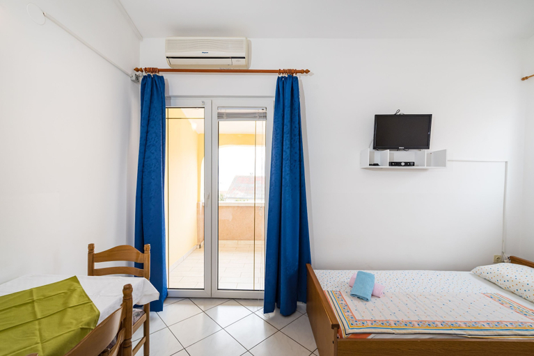Room 5, Nice Apartment Silvia 4 for 3 Persons, Novalja