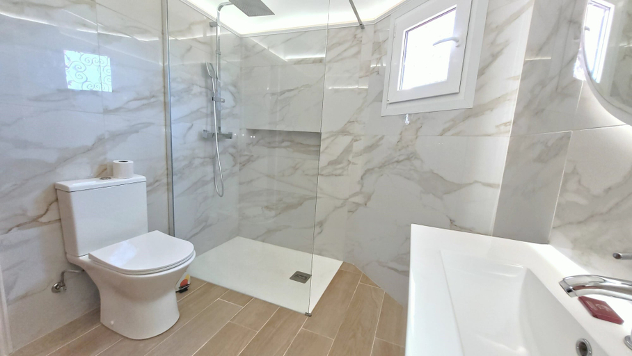 Bathroom 3, Spacious Retreat With Prime Location, Private Pool, Snooker, Free AC & Wifi, Loulé