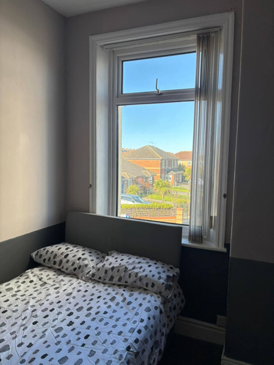 Room 3, Room-serene Ocean View Apartment Room in, Sunderland