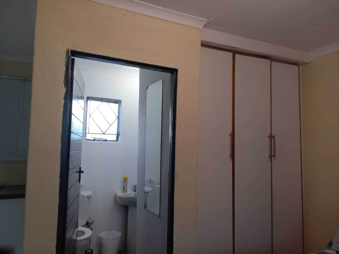 Bathroom, Zone 4 Motel and spa, Capricorn