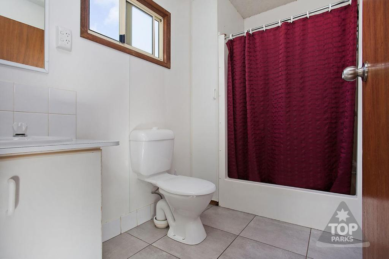 Bathroom 3, Horsham Holiday Park, Horsham Bal
