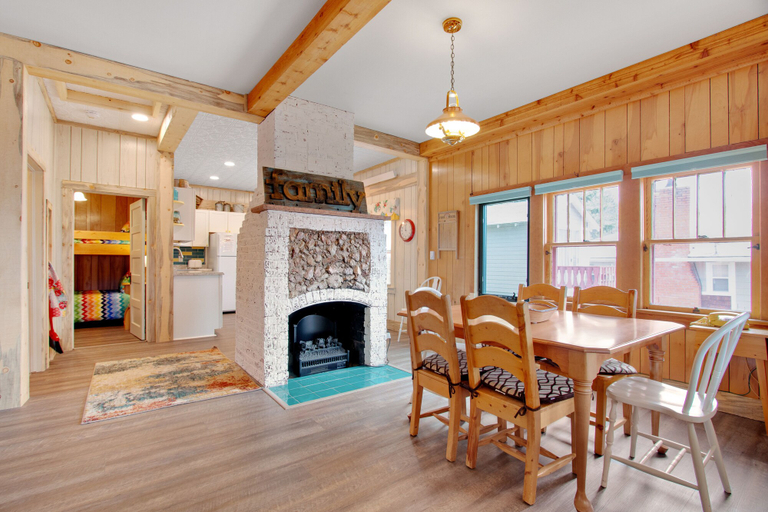 Room 2, Charming Cabin With Full Kitchen, Furnished Deck, & Incredible Views, Larimer