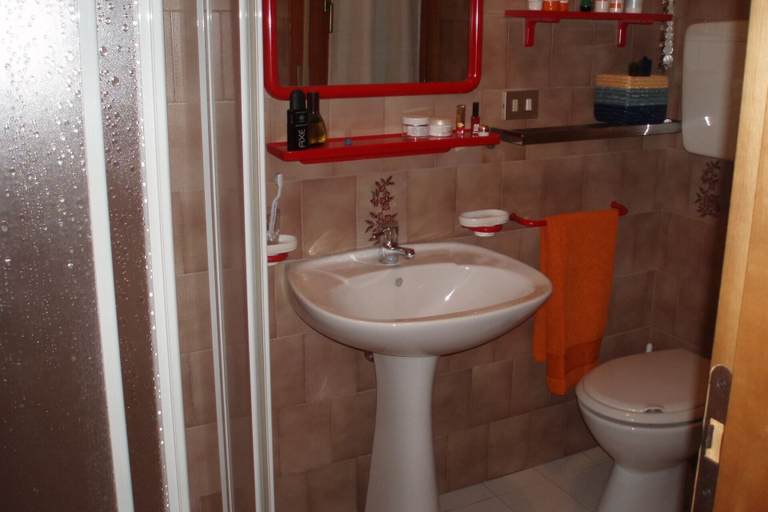 Bathroom, Enjoy a charming lateral sea view studio apartment, Venezia