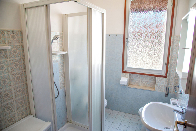 Bathroom 4, Two Triple Bedroom Flat Near the Beach in Eraclea, Venezia