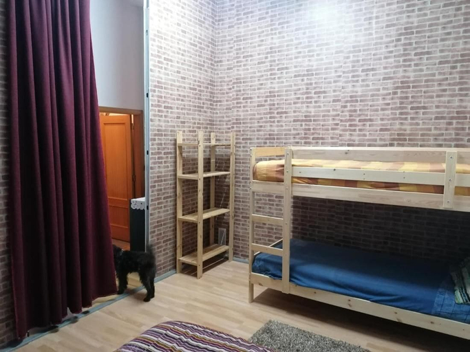 Room 2, Room-bed 10 in a 6-bed Mixed Dormitory, Sintra