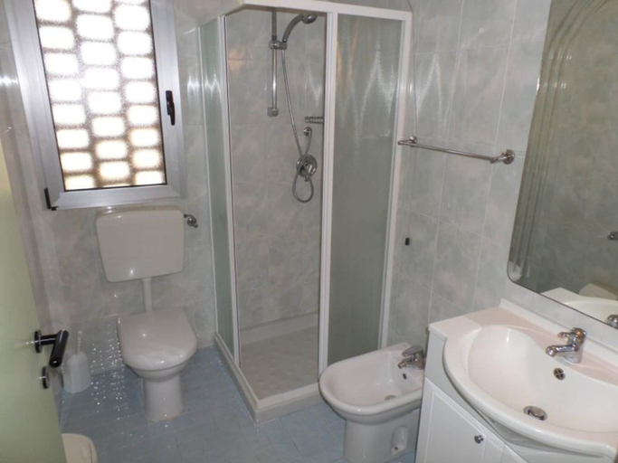 Bathroom 2, Comfortable Stay for six With air Conditioning, Venezia