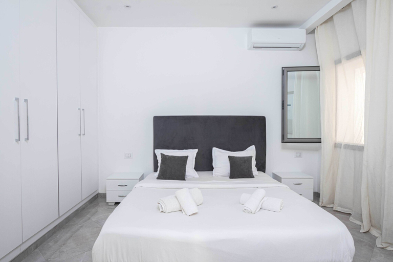 Room 2, Cozy Stay With Balcony View in La Marsa, La Marsa