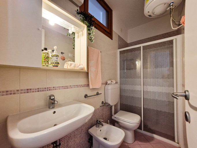 Bathroom 2, Luminous one Bedroom Flat With Side sea View, Venezia