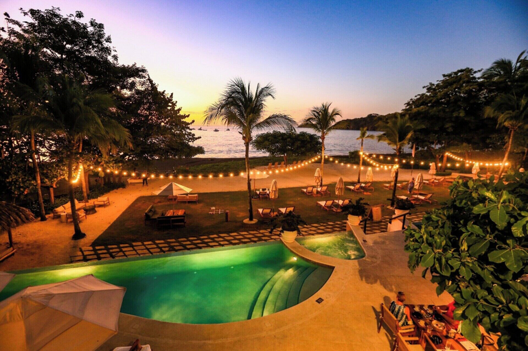 Sport & Beauty 3, Spacious One-Bedroom Condo with Pool View, Balcony & Beach Club Access, Carrillo