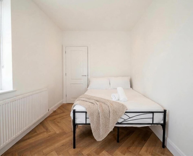 Room 5, Gladeside Luxe Three Bed Retreat, London
