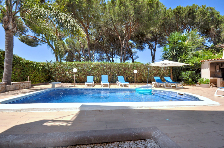 Sport & Beauty 5, Spacious Retreat With Prime Location, Private Pool, Snooker, Free AC & Wifi, Loulé