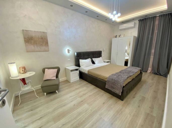 Room 4, Colosseum Nearby & Metro Outside, Easy Rome Sightseeing, Rome