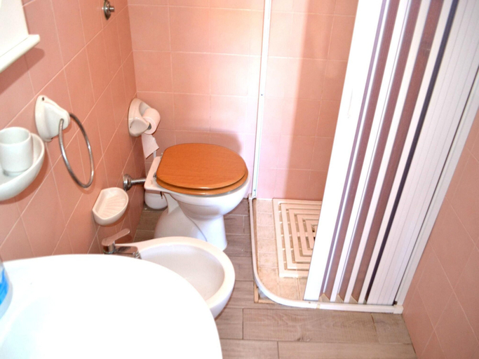 Bathroom 2, Taki Holiday Home on the First Floor With two Bathrooms in San Foca, Lecce