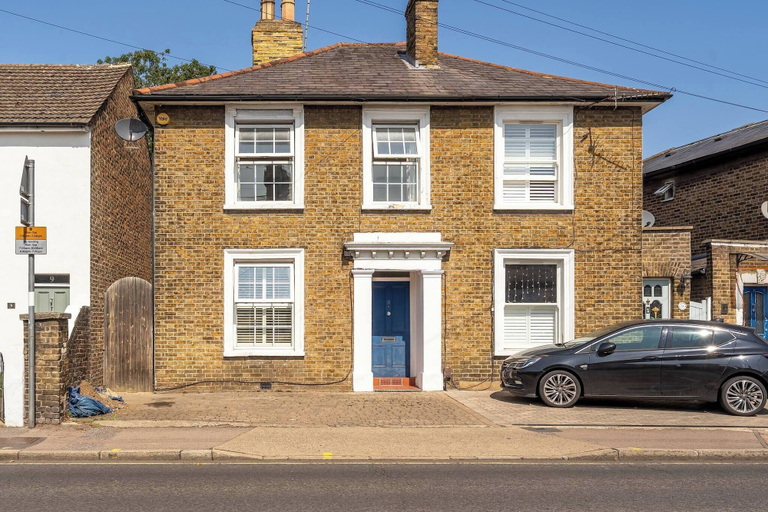 Exterior 4, Elegant 3BR Victorian Retreat, Free Parking, London
