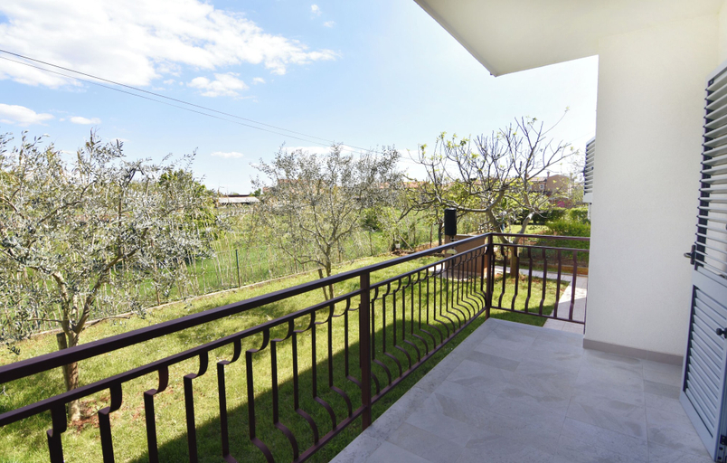 Balcony, Spacious Flat With Terrace in Umag, Umag