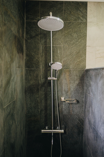 Bathroom shower, Best Quality 1 Bedroom Apartment 3 km From Eagle Beach