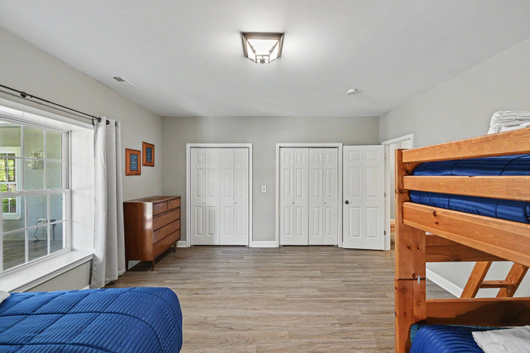 Room 3, Spacious Lakefront Home w/ Boat Dock, Fire pit & Pool Table - Dogs OK, Louisa