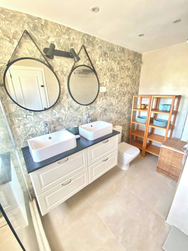 Bathroom 2, Modern Townhouse 7min Walk Beach and 15 to Duquesa, Málaga
