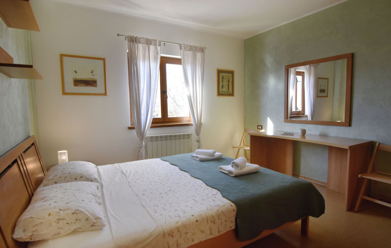 Room 2, Flat With Shared Pool in Fiorini, Brtonigla