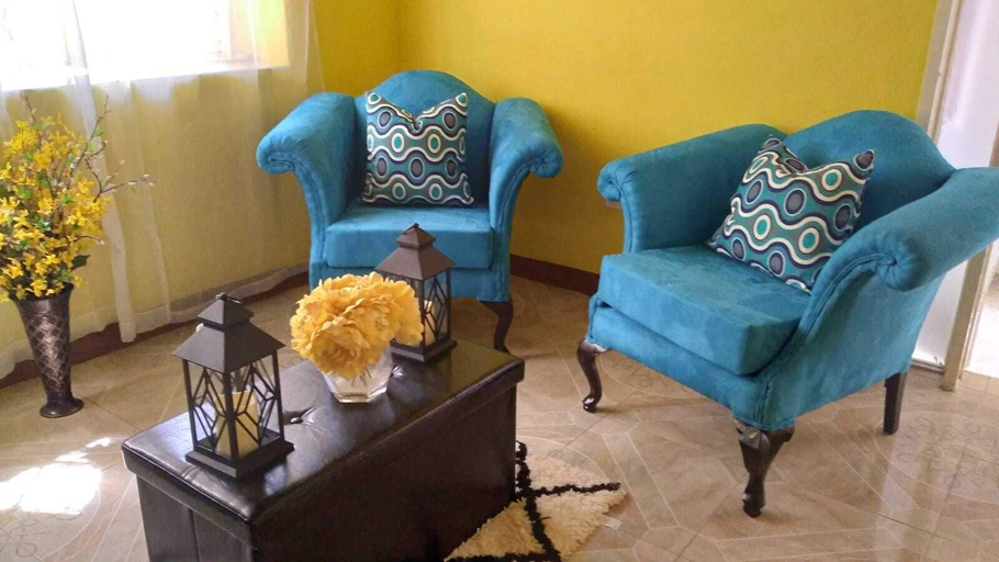 Living room 5, Private Kingston Home With Mountain Views