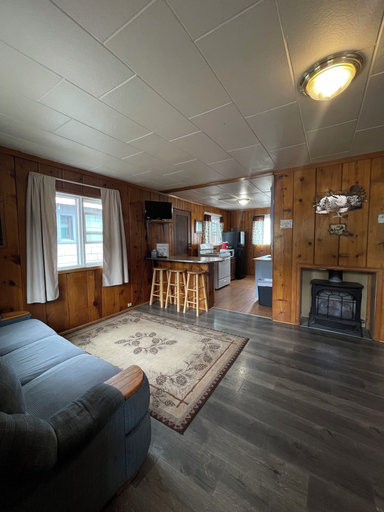 Living area 2, Lone Pine Cabins, Grand