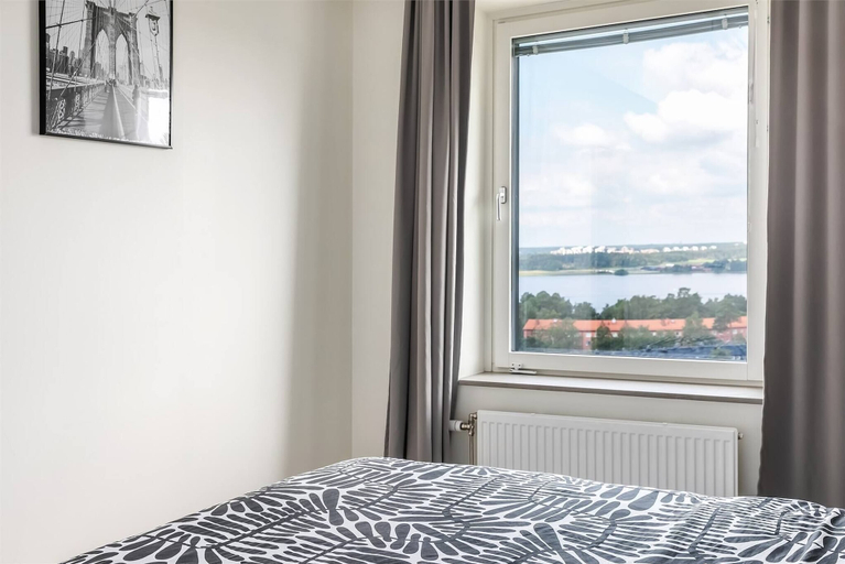 Room 4, Serene Top-floor Retreat With Lake Views in Järfälla, Järfälla