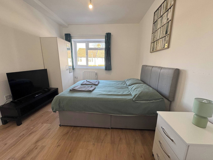 Room 3, Charming Wallington Apartment With Hot Tub, London