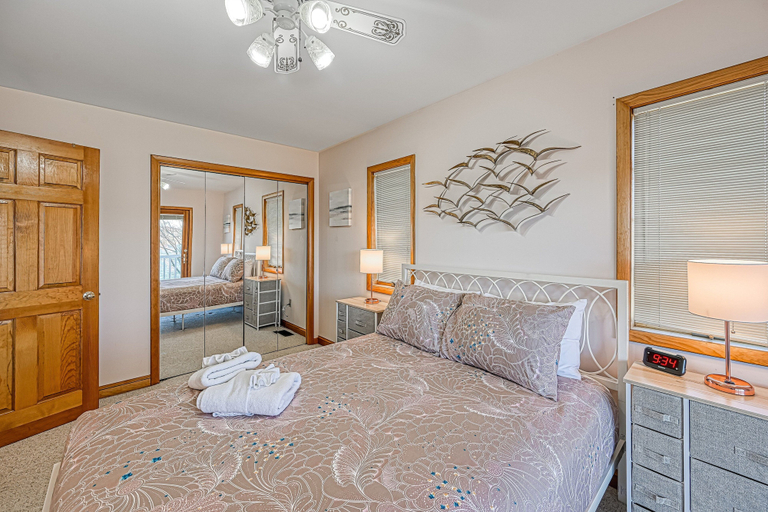 Room 2, Lakefront Retreat With a Large Yard, Stone Fire Pit, Gazebo, Deck, & Dock, Louisa