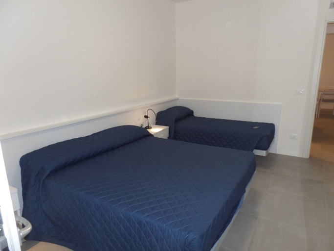 Room 3, Spacious Three-bedroom Flat in a new Residence, Venezia
