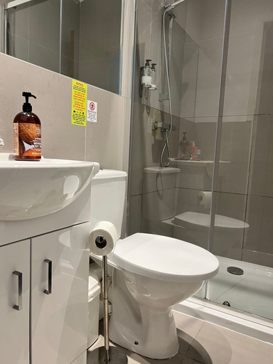 Bathroom 2, Liverpool Waterfront Stay Excellent Location Onsite Parking, Sefton