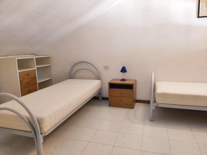 Room 3, Tranquil Green Retreat With Garden, Patio and BBQ, Udine