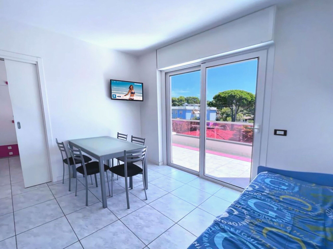 Living room, Sunny Terrace and Modern Comforts by the Pool, Venezia