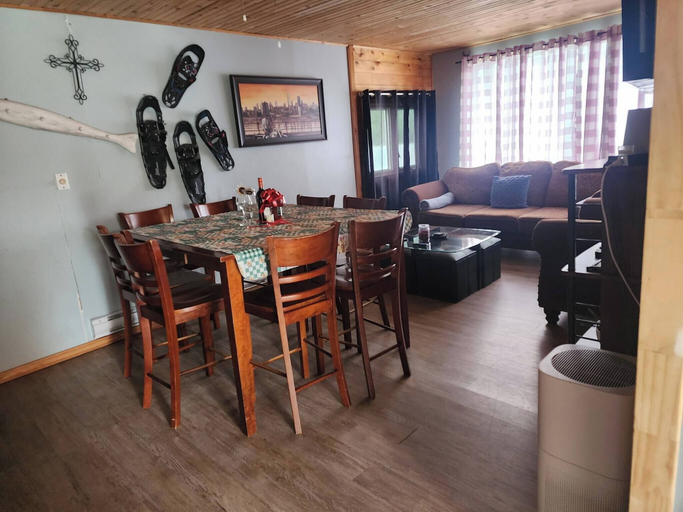 Dining room 4, Waterfront Cabin on Lake Superior Sleeps 7 Plus ppl, Lake Superior