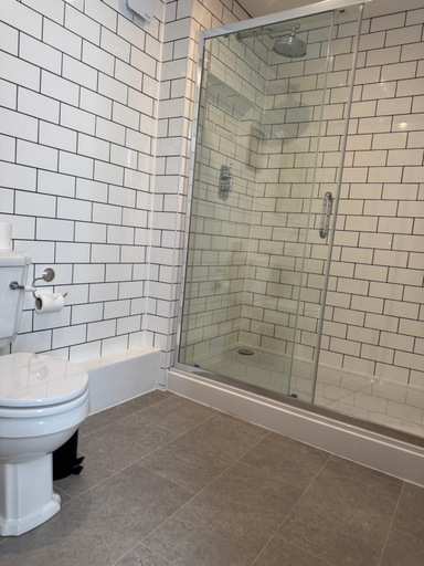 Bathroom 5, Whichcote Arms Hotel, Lincolnshire