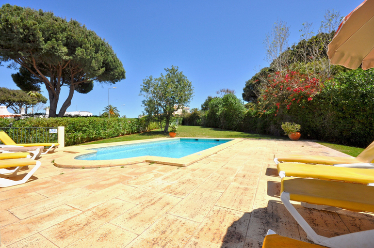 Others 4, A Stylish Villa With a Private Pool, Short Drive From the Centre, Free AC & Wifi, Loulé