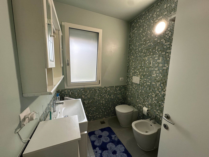 Bathroom 2, Bright new Apartment Between Beach and City Centre, Venezia
