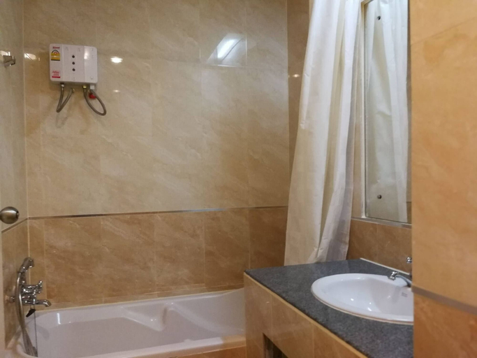 Bathroom 4, BKK 2 BR apt Near Sathon Iconsiam Firework View, Khlong San