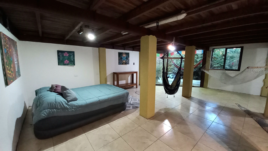 Room 2, Roots and Wings Spacious House With Forest Views and Private Garden, Puntarenas