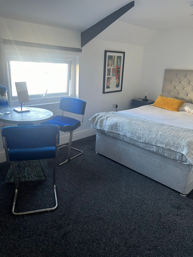 Room 3, Liverpool Waterfront Stay Excellent Location Onsite Parking, Sefton