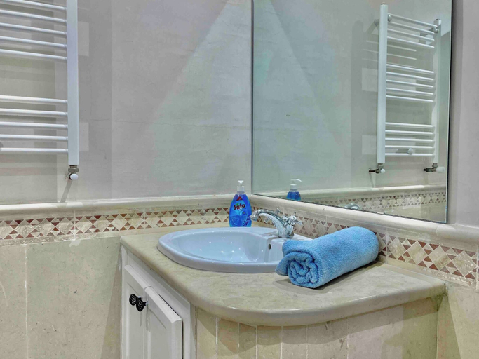 Bathroom 5, Blue Sky Sidi Bousaid, Carthage