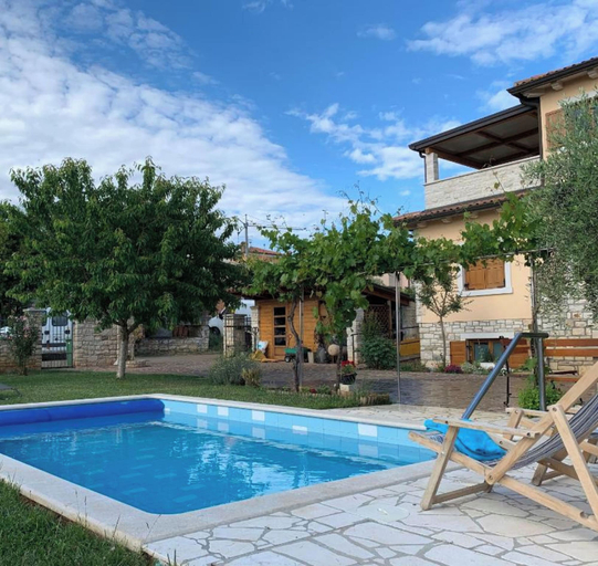 Pool 3, Relaxing Retreat With Covered Terrace and Pool, Brtonigla