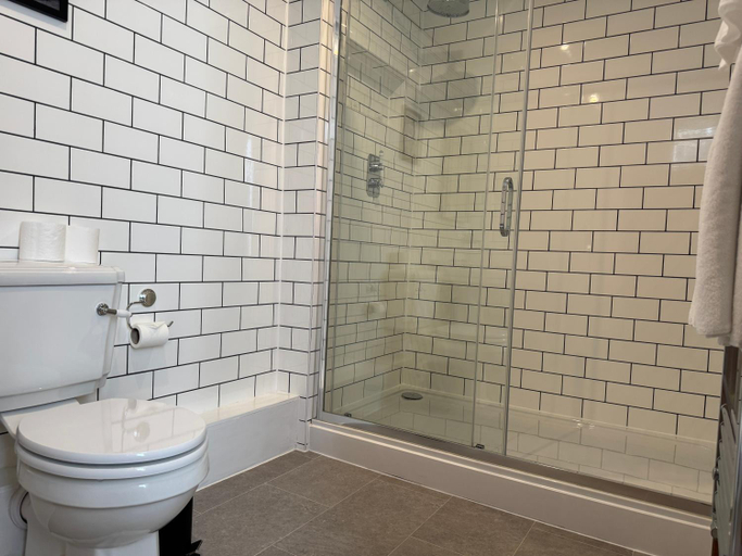 Bathroom 2, Whichcote Arms Hotel, Lincolnshire