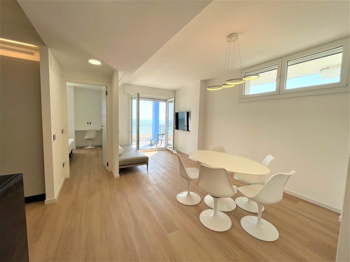 Dining room 2, Modern Seafront Flat With Stunning Views, Venezia