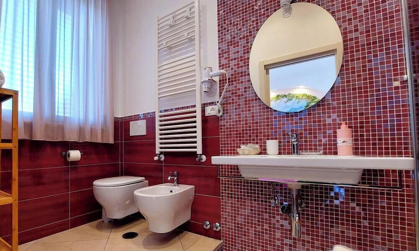 Bathroom 5, Olimpo degli Dei, Napoli