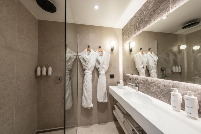 Bathroom 5, Radisson Hotel Cannes Seaside, Alpes-Maritimes