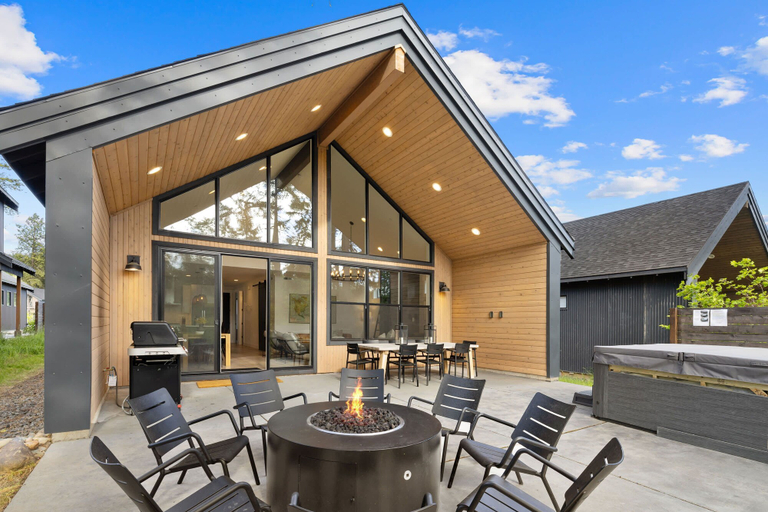 Room 5, 4BR Forest View Game Room Hot Tub Firepit BBQ, Kittitas