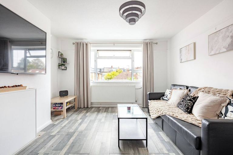 Living room 3, Stylish 2-Bedroom Apartment in Wimbledon, London