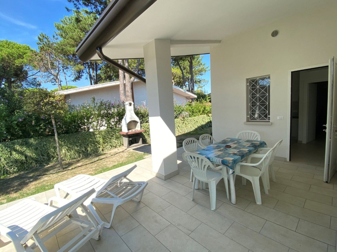 Outdoor dining, Charming villa fully loaded with fenced garden, Venezia