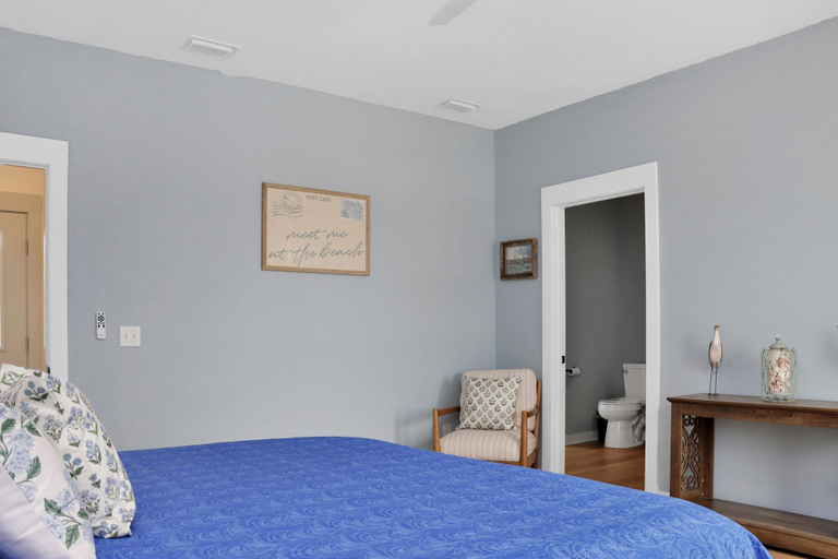 Room 5, Pelican Point, Bay