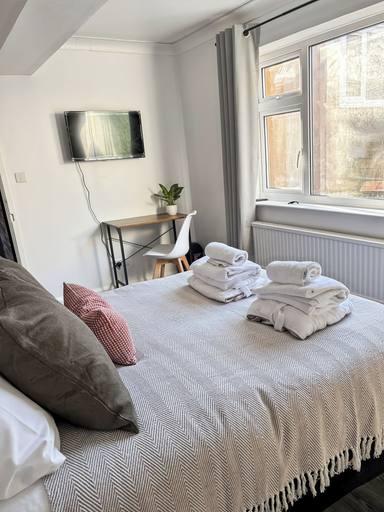 Bedroom 2, Relaxing Getaway With Hot Tub & Sauna Sleeps 6, East Sussex